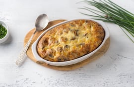 Clafoutis de salchichas con cebollas caramelizadas y aceitunas negras.