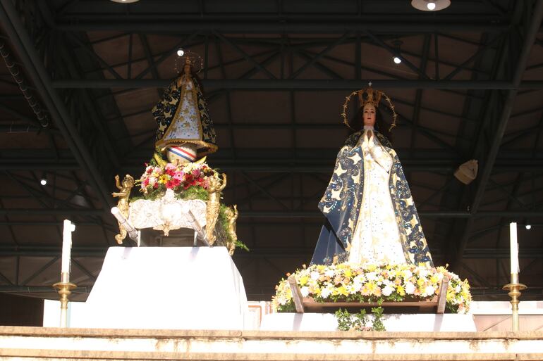 Gemelas. Las imágenes de la Virgen de los Milagros de Caacupé y de la Inmaculada Concepción de María. Según la leyenda, ambas fueron talladas por un nativo guaraní en cumplimiento de una promesa; la grande para ser venerada en la comunidad de Tobatí y la pequeña para su devoción personal. Con el paso de los años, la más pequeña llegó al valle de Caacupé y en su entorno se formó la actual Capital Espiritual de la República.