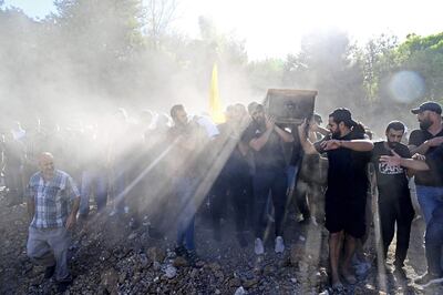 Varias personas cargan con el ataúd de un combatiente de Fatah muerto durante enfrentamientos con militantes islámicos en un campo de refugiados palestinos en Sidon, Líbano.