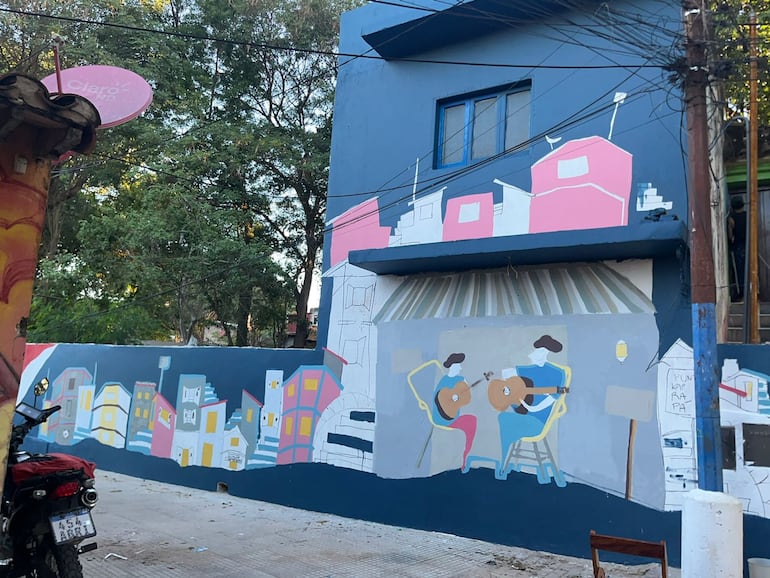 El mural "Cien años de guarania" durante su proceso de realización en Punta Karapa.
