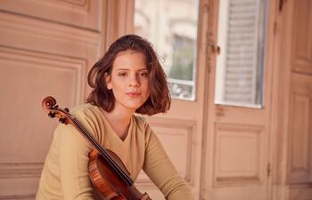 Constanza Martínez, joven violinista paraguaya que muy pronto partirá a Alemania para seguir con sus estudios de música.