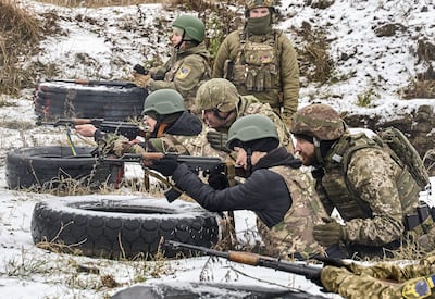 Civiles ucranianos participan en un entrenamiento militar en un campo de tiro en la región de Járkov, Ucrania.