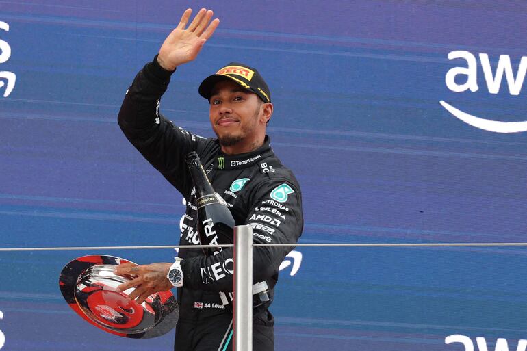 El piloto de Mercedes, Lewis Hamilton, celebrando su segundo puesto en el Gran Premio de Fórmula 1 de España. (Lluis GENE/AFP)