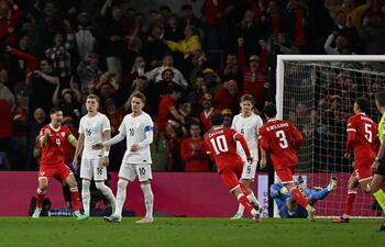 El defensa de Gales Neco Williams celebra tras marcar el segundo gol del equipo junto con el defensa de Gales Ben Davies (izq.) durante el partido de fútbol de la UEFA Nations League, Liga A, Grupo 4, entre Gales y Noruega, en el Cardiff City Stadium.
