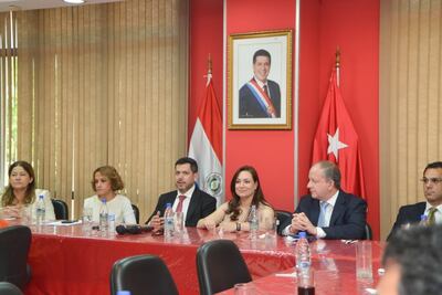 La presidenta de la comisión de Presupuesto, Cristina Villalba; la jefa de gabinete civil de la Presidencia, Lea Giménez; el presidente de la Cámara de Diputados, Raúl Latorre; la líder de bancada, Rocío Abed, el ministro de Economía y Finanzas, Carlos Fernández Valdovinos y el procurador Marco Aurelio González, durante la reunión de hoy con las bancadas coloradas oficialistas en Diputados.