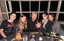 Marcelo Tinelli con sus cinco hijos: Candelaria, Micaela, Francisco, Juana y Lorenzo. (Instagram/Marcelo Tinelli)
