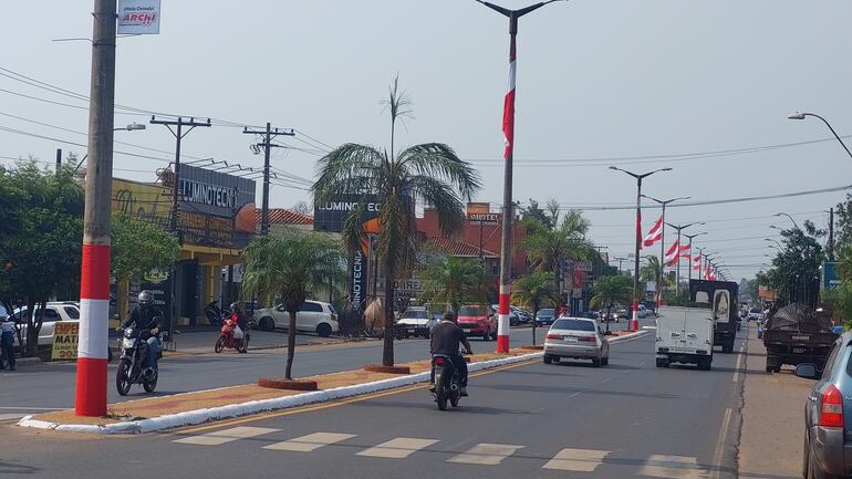 Las Avda. Mcal Estigarribia con banderas de  Coronel Oviedo.