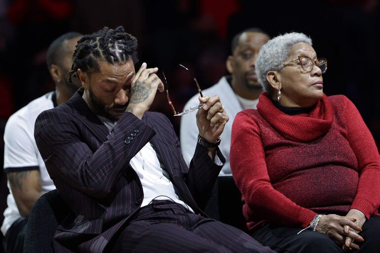 Emocionado, Derrick Rose estuvo sentado junto a su madre, durante los 20 minutos que duró el homenaje y donde se escuchaba en todo el el estadio "MVP".