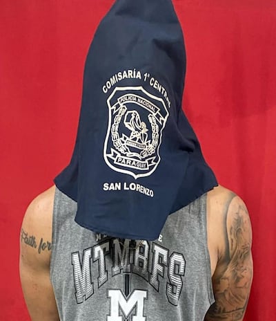 Joven detenido por presunta estafa con cheque denunciado, su madre asegura que es inocente.