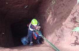Momento del rescate del perrito que cayó a un pozo en Ypané