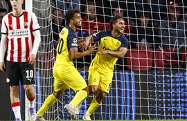 Kevin Mac Allister (d) del Royale Union Saint-Gilloise celebra su gol del 0-3 durante el partido de fútbol de la UEFA Champions League entre el PSV Eindhoven y el Royale Union Saint-Gilloise, en Eindhoven, Países Bajos.