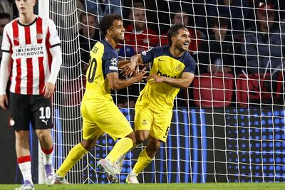 Kevin Mac Allister (d) del Royale Union Saint-Gilloise celebra su gol del 0-3 durante el partido de fútbol de la UEFA Champions League entre el PSV Eindhoven y el Royale Union Saint-Gilloise, en Eindhoven, Países Bajos.