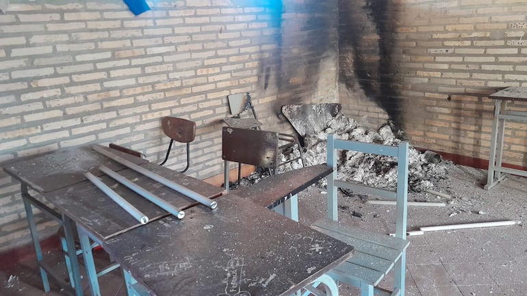 Varios muebles, como mesas, sillas y armarios fueron quemados por los adictos en la escuela San Agustín de Cerrito San Antonio.