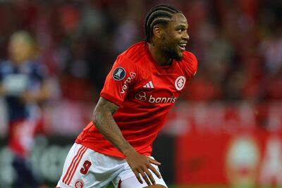 Luiz Adriano en pleno festejo de uno de los goles del Inter de Porto Alegre