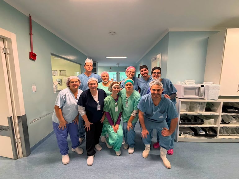 Personal de salud y administrativos del Hospital São José de Maravilha, Brasil, que recibió a gran parte de las víctimas del vuelco fatal de un bus paraguayo en Santa Catarina.