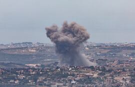 El humo se eleva como resultado de un israelí en una aldea del sur del Líbano, visto desde la Opper Galilea en el Israel-Líbano, el 12 de mayo de 2026.