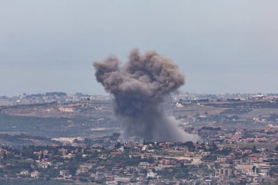 El humo se eleva como resultado de un israelí en una aldea del sur del Líbano, visto desde la Opper Galilea en el Israel-Líbano, el 12 de mayo de 2026.