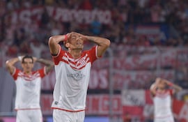 El paraguayo Santiago Arzamendia, futbolista de Estudiantes, lamenta una jugada en el partido frente a Cerro Porteño por la ida de los ocyavos de final de la Copa Libertadores 2025 en el estadio La Nueva Olla, en Asunción, paraguay.