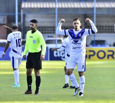 Anibal Vega, de Ameliano, celebra su gol ante Independiente de Campo Grande.