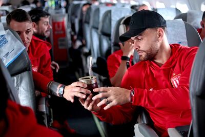 Los jugadores de Estudiantes de La Plata en el vuelo a Asunción.