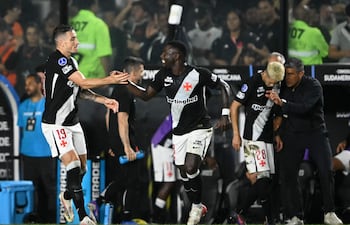 El delantero del Vasco da Gama Bruno Duarte lo celebra tras marcar el primer gol junto a su compañero, el delantero colombiano Marino Hinestroza, durante el partido de vuelta de los cuartos de final de la Copa Sudamericana ante Independiente Santa Fe (Colombia) en el estadio São Januário, en Río de Janeiro.