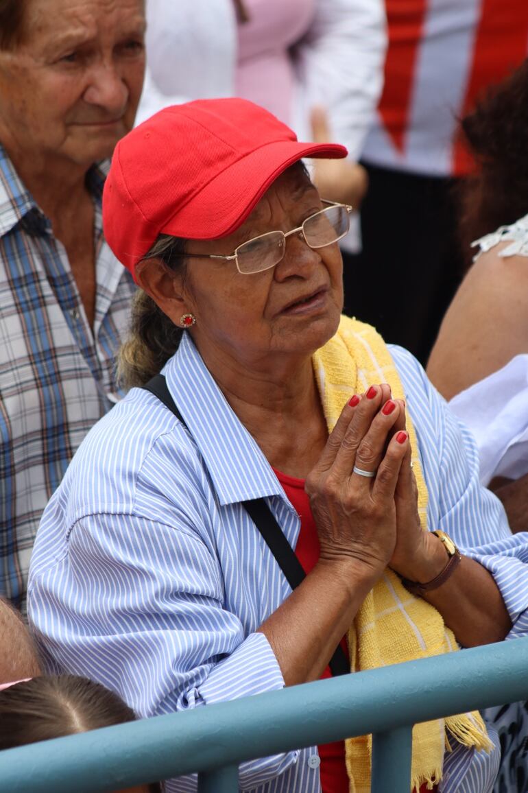 Feligreses de distintos puntos del país llegaron para participar del rezo del angelus.