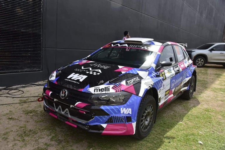 Los autos y las tripulaciones realizan las verificaciones técnica, administrativa y seguridad del Rally del Chaco 2026 en Hangares P.A.S., en Luque, Paraguay.