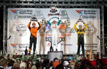 Kyle Kirkwood (centro) celebra el triunfo. Completaron el podio Pato O’Ward (izquierda) y Christian Rasmussen.