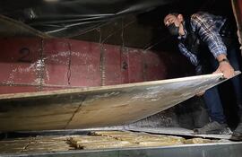 Doble fondo del camión en el que se encontraron los paquetes de marihuana