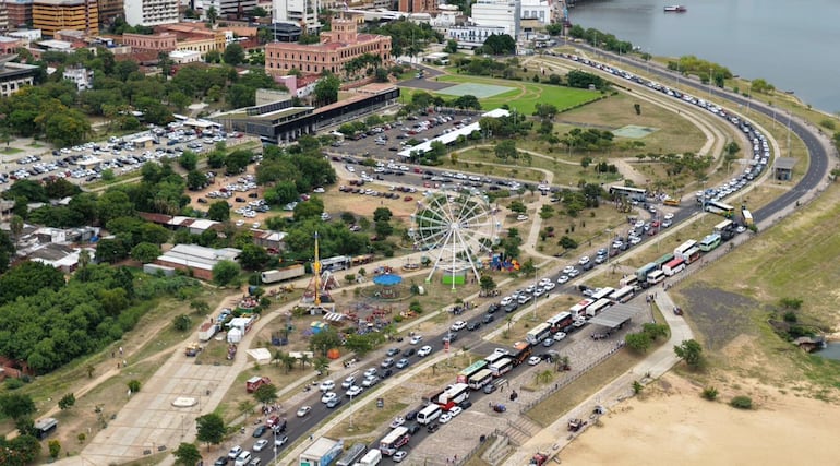 Buses abandonan la Costanera de Asunción.