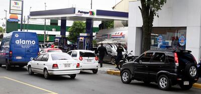 Larga fila de vehículos se registró el martes pasado, último día del subsidio.