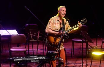 Pedro Aznar dio un donde show la música y el mensaje fueron protagonistas, y donde alternó guitarras eléctricas, criollas, de doce cuerdas, piano eléctrico, mandolina, bajo y hasta un pedal de bajos.