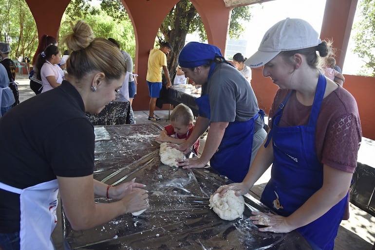 Una familia recientemente llegada de Filadelfia, Chaco, visitó San Jerónimo para que sus niños aprendan a hacer chipa.