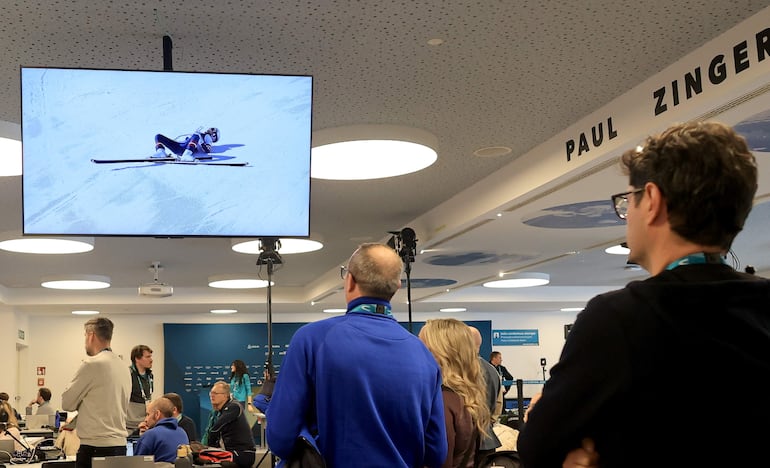 Todos los componentes de medios de prensa presentes en la sala de cobertura observando las imágenes de Lindsey Vonn.