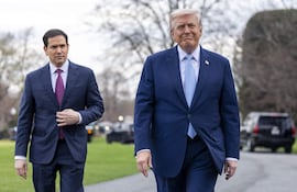 El presidente de Estados Unidos, Donald J. Trump (d) junto al secretario de Estados, Marco Rubio (i).