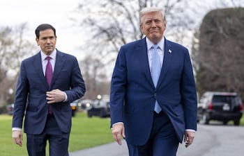 El presidente de Estados Unidos, Donald J. Trump (d) junto al secretario de Estados, Marco Rubio (i).
