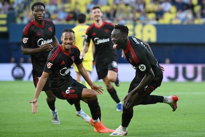 El delantero nigeriano del Sevilla, Akor Jerome Adams, celebra tras anotar el tercer gol de su equipo durante el partido de la liga española de fútbol entre el Villarreal CF y el Sevilla FC en el Estadio de la Cerámica.