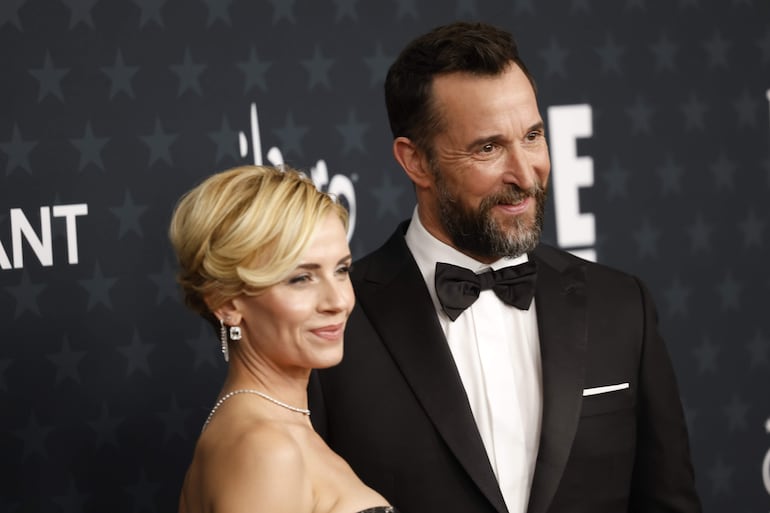 Sara Wells y su esposo Noah Wyle sonrientes y felices a su arribo a los Critics Choice Awards. (EFE/EPA/JILL CONNELLY)
