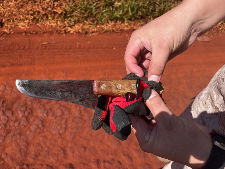 El cuchillo que Silvio habría usado para atacar su expareja, normal era empleado para capar novillos y cerdos.
