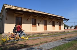 El bicirriel ofrece la experiencia de pedalear sobre las antiguas vías férreas de Paraguarí.