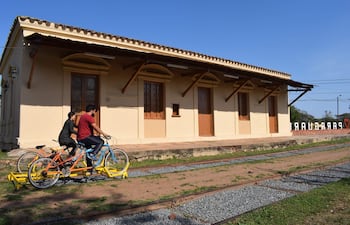 El bicirriel ofrece la experiencia de pedalear sobre las antiguas vías férreas de Paraguarí.