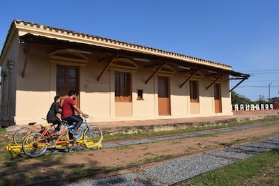 El bicirriel ofrece la experiencia de pedalear sobre las antiguas vías férreas de Paraguarí.