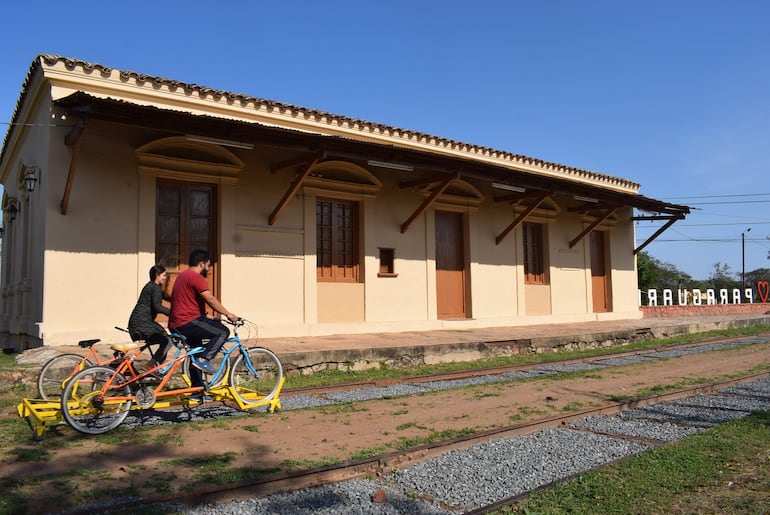 El bicirriel ofrece la experiencia de pedalear sobre las antiguas vías férreas de Paraguarí.
