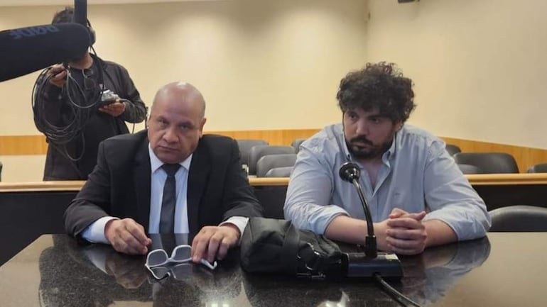 Juan Ignacio Marcillo (camisa celeste) junto al abogado defensor Andrés Alfonso Acevedo.