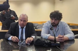 Juan Ignacio Marcillo (camisa celeste) junto al abogado defensor Andrés Alfonso Acevedo.
