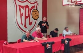 Gerardo Molinas, uno de los impulsores de la campaña "Por la Recuperación del Comuneros", haciendo uso de palabras. Acompañan la mesa Carlos María Ljubetic (presidente de la CPB), Juan Alberto Guerreros (vicepte. CPB), Abg. Julio Giménez (Asesor Jurídico) y Rubén González (titular del FPC).