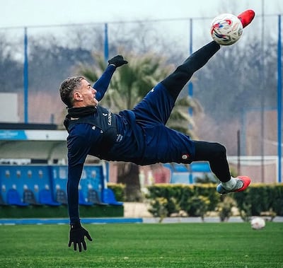 Acrobática acción de Pablo Ezequiel Vegetti (37 años) durante el entrenamiento de Cerro Porteño en Argentina.