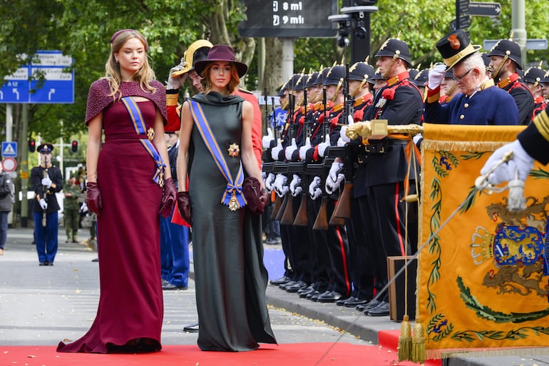 Las princesas Ariane y Alexia de los Países Bajos saludan al estandarte real a su llegada al Teatro Real para el Discurso del Trono durante el *Prinsjesdag* en La Haya, Países Bajos. (EFE/EPA/PATRICK VAN EMST / POOL)
