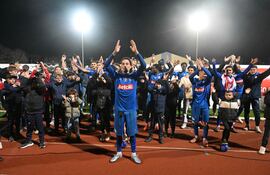 El mediocampista francés del Avranches, Nassim Sabihi (#9) (C), celebra la victoria de su equipo al finalizar el partido de fútbol de los treintaidosavos de final de la Copa de Francia entre el Avranches y el Brest, en el estadio René Fenouillère en Avranches.