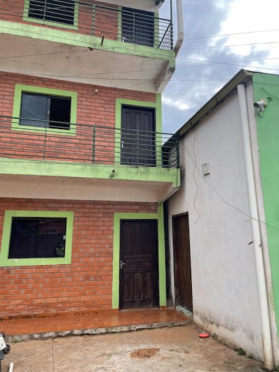 Un hombre en aparente estado etílico cayó desde el segundo piso de un edificio.